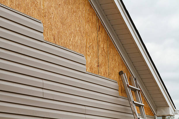 Professional Siding technician working in Williamsport, MD